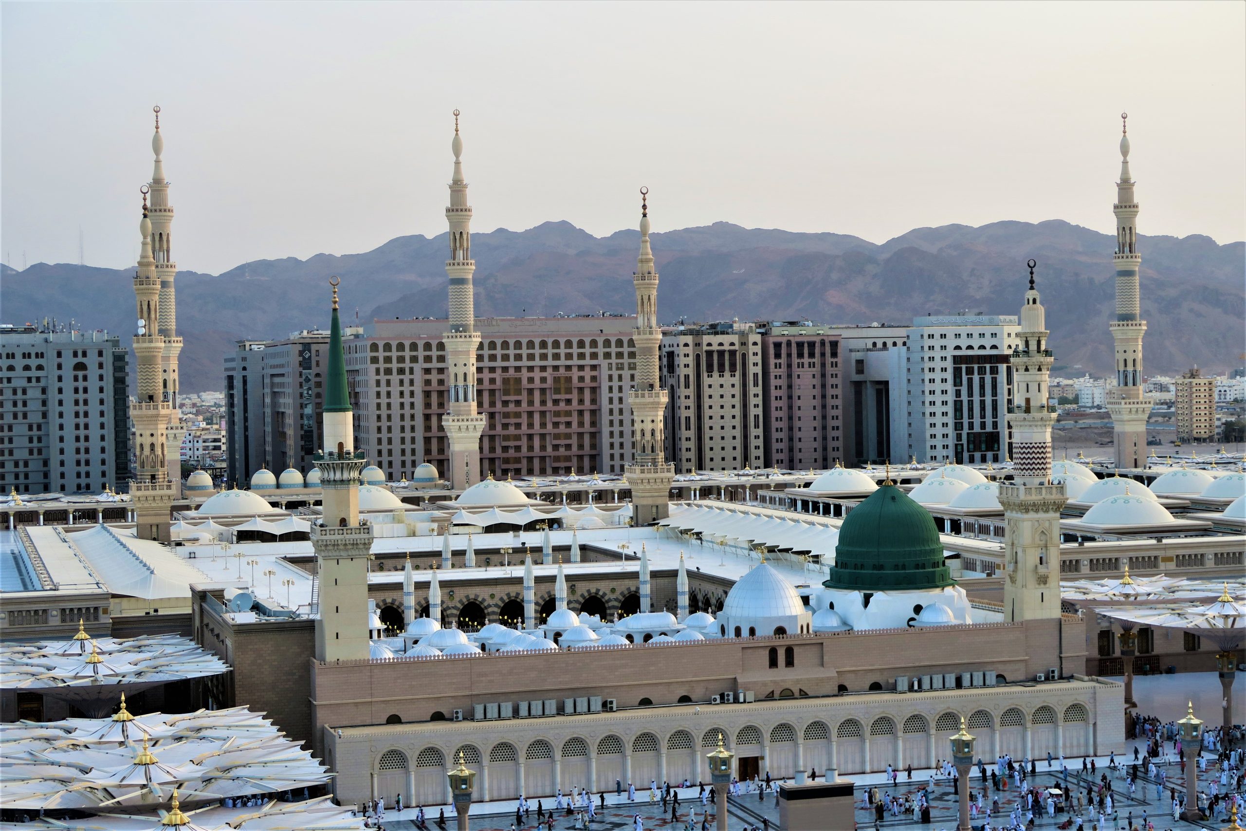 Al Madinah 1 المسجد النبوي في المدينة المنورة: رمز التاريخ الإسلامي والروحانية